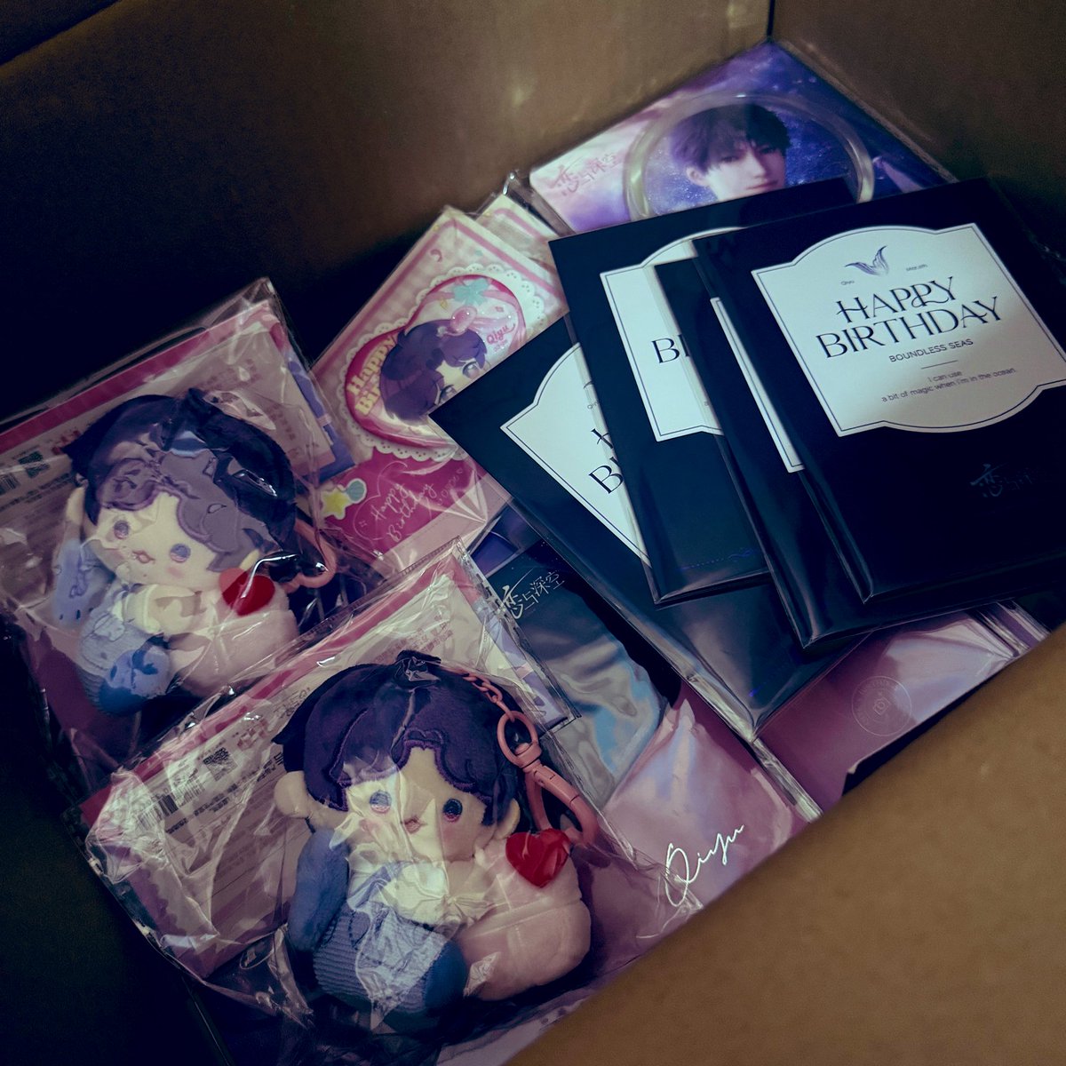 ホムラの誕生日グッズが実家に届いた…！
梱包が相変わらずしっかりしててありがたいんだけど、ダンボールのテープ剥がしたら手が切れて血が出た…。完全に凶器やん...。