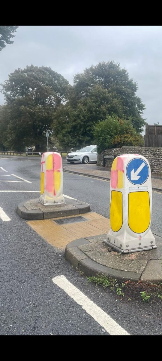 What's more British than a cup of tea and a slice of cake? 🤣