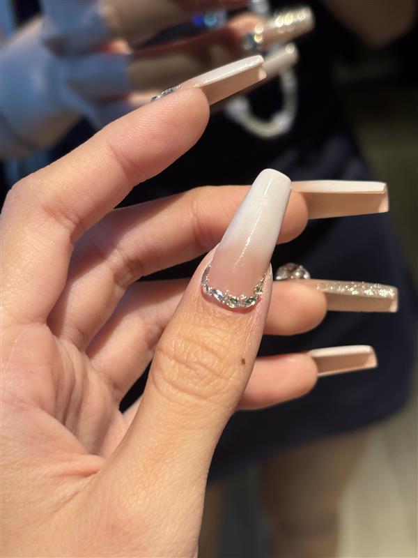 I haven't done manicure for a long time ~
I feel that this manicure is very beautiful.