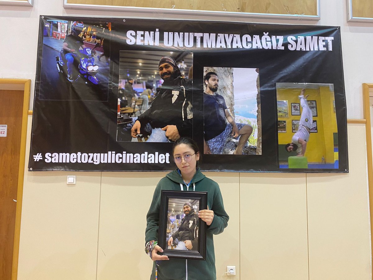 bernaozgull's tweet photo. Kalakaldık acımızla, yasımızla, adaletsizlikle… Memleketin bir yanında zevk-i sefa sürülürken, diğer yanında koltuk hesabı yapılıyor. Olan; toprağın altında adalet bekleyenlere, suçu olmadan hücrelere kapatılanlara oldu! 

Adalet Bakanı sen bu halkın değil, zulmün bakanısın. Senin adaletin dosyalara, paraya ve talimata işliyor; halka değil!

@yilmaztunc @adalet_bakanlik 

#SametÖzgülİçinAdalet