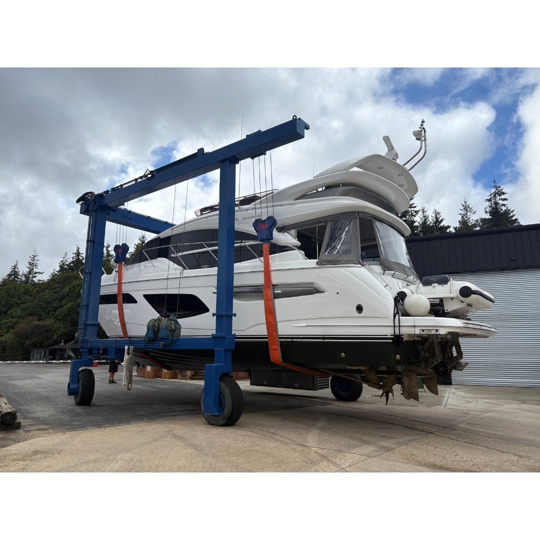 BeaulieuRiver's tweet image. If you’re thinking about winter storage, now’s the time to get in touch! 

Our upgraded hoist lifted a 17.6m, 32T motorboat yesterday and can now handle up to 40T. 

See below for our Boatyard Form: 
beaulieuriver.co.uk/.../boatyard-a…

 #Boatyard #WinterStorage #Hoist #Marina