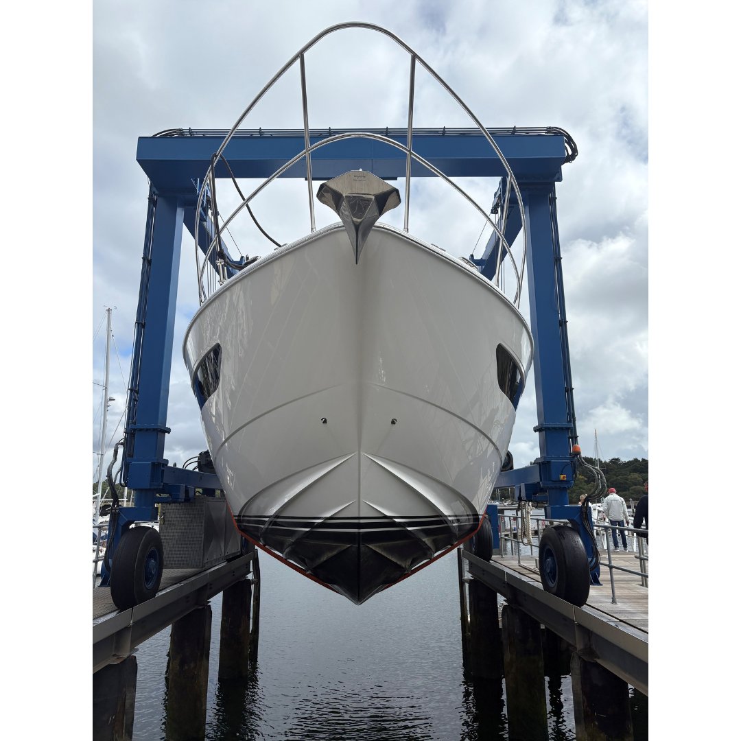BeaulieuRiver's tweet image. If you’re thinking about winter storage, now’s the time to get in touch! 

Our upgraded hoist lifted a 17.6m, 32T motorboat yesterday and can now handle up to 40T. 

See below for our Boatyard Form: 
beaulieuriver.co.uk/.../boatyard-a…

 #Boatyard #WinterStorage #Hoist #Marina