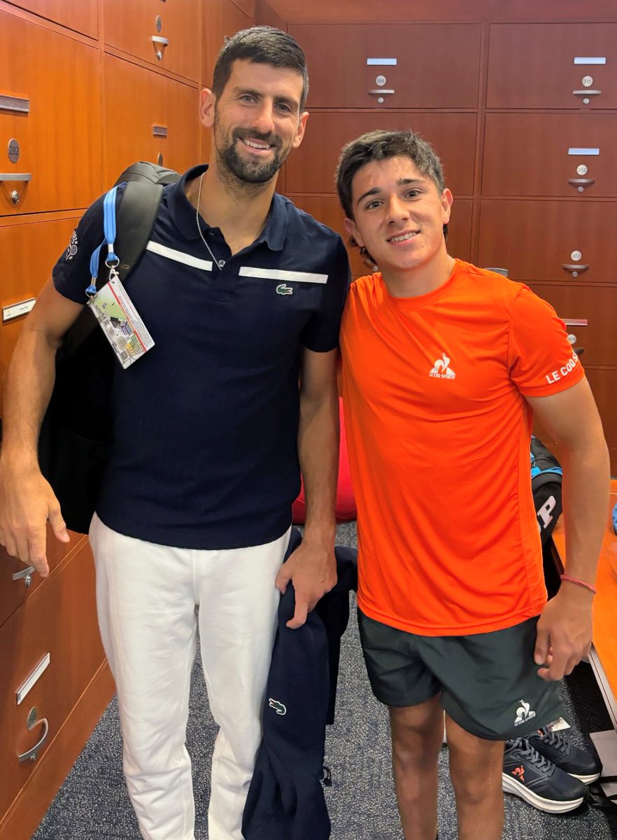 El tucumano Gonzalo Lazarte (20 años) le pidió la foto a Djokovic antes de debutar en el US Open, ayer ganó en dobles y hoy repitió en singles, logrando su primera victoria en la categoría Quad de un Grand Slam. Nole trae suerte...