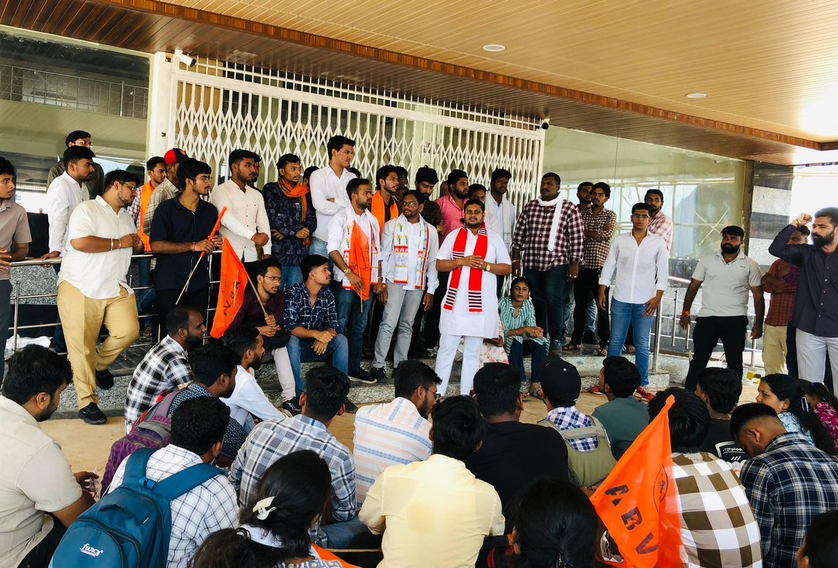 abvpcg's tweet photo. महात्मा गांधी उद्यानिकी एवं वानिकी विश्वविद्यालय पाटन दुर्ग में अखिल भारतीय विद्यार्थी परिषद दुर्ग द्वारा प्रदेश मंत्री श्री यज्ञदत्त वर्मा के नेतृत्��� में PhD की शोधवृत्ति, कुलसचिव के विरुद्ध शिकायत एवं विभिन्न विषयों को लेकर उग्र आंदोलन किया गया। https://t.co/DsUUhf061H