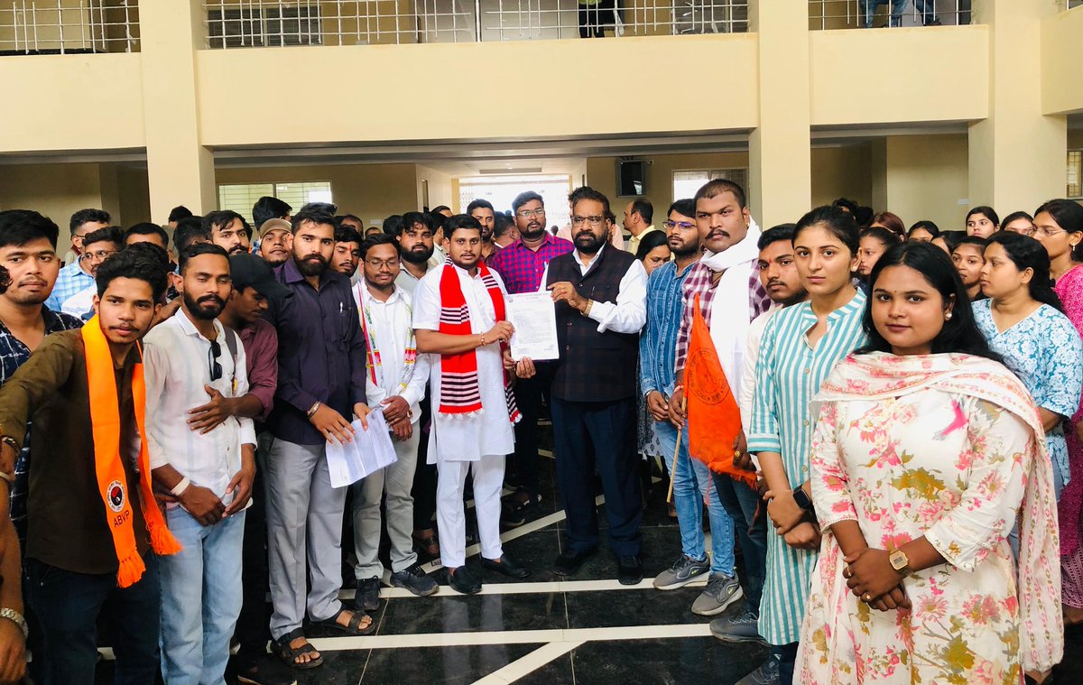 abvpcg's tweet photo. महात्मा गांधी उद्यानिकी एवं वानिकी विश्वविद्यालय पाटन दुर्ग में अखिल भारतीय विद्यार्थी परिषद दुर्ग द्वारा प्रदेश मंत्री श्री यज्ञदत्त वर्मा के नेतृत्��� में PhD की शोधवृत्ति, कुलसचिव के विरुद्ध शिकायत एवं विभिन्न विषयों को लेकर उग्र आंदोलन किया गया। https://t.co/DsUUhf061H