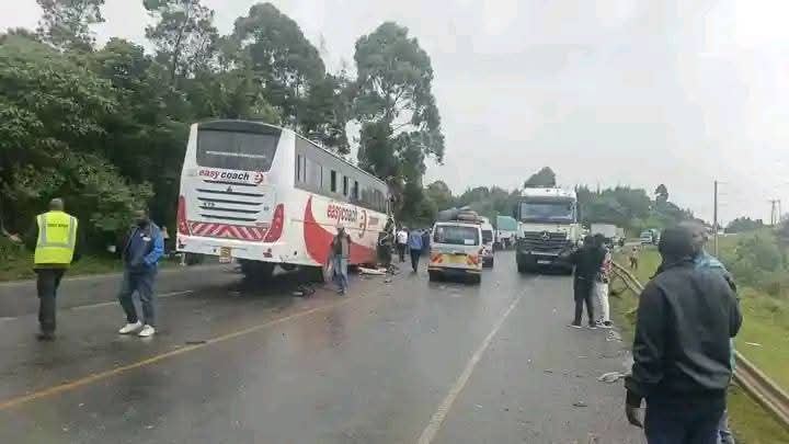 Mekatili_KE's tweet photo. @EasyCoachLtd dereva wenu alihusika katika ajali jana kisha kala Kona ๐ณ. Hii ilikua kati ya Nakuru na Kericho. Hali ya anga ilikua kama mwaiona. @mashpoa_ @TahmeedLtd @AbouFauzia @princegershom_ @guardiancoachKE mzidi kua makini.
#PollsterForHire #For5 #devolvedcorruption https://t.co/KEU7ok8aF0