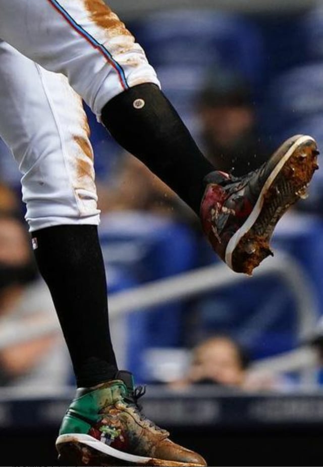 Potacio4's tweet image. MLB All Star Jazz Chisholm wore Black Clover cleats a few yrs ago, saying one shoe with Yuno and William represented talent, and the other with Asta and Yami as hard work.
