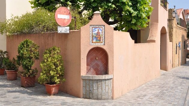 Bon dia amb el #patrimonideldia  i dia de les marededéus trobades! A #Alella, entre el Torrent Vallbona i el carrer del Mig, hi trobem una font amb un plafó ceràmic de la Mare de Déu de Núria: patrimonicultural.diba.cat/element/font-d… <a href="/ajalella/">Ajuntament d'Alella</a> <a href="/CulturaDIBA/">Cultura Diputació Barcelona</a>