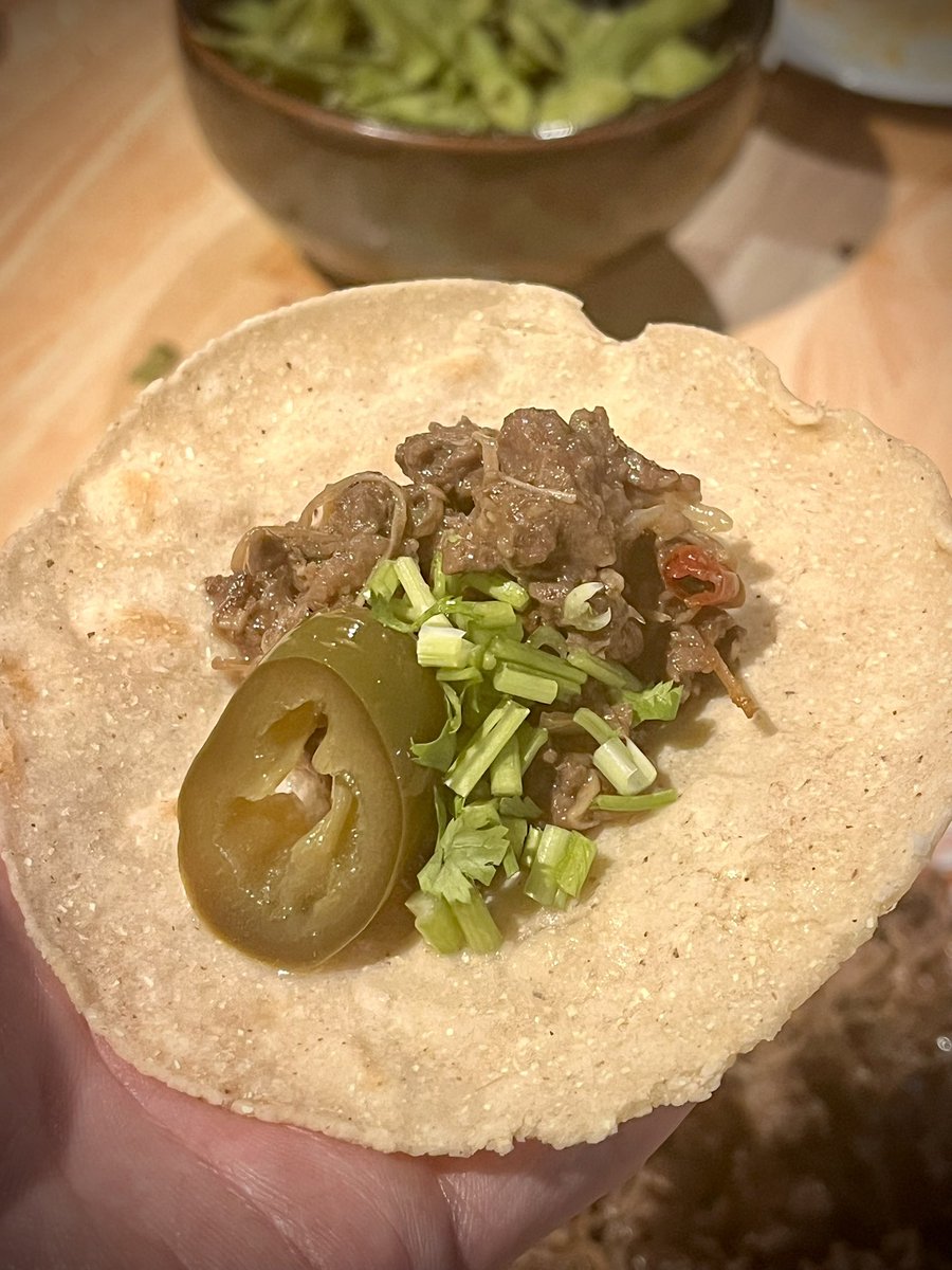 うえだのスペシャリテ
熊肉のタコス🐻🌮

「熊肉は脂が美味い」と教えてくれたのは第三の故郷:木曽のジビエ爺。

乾燥キノコやネギ、香辛料と一緒に少量の水を加えながら煮込み続けて、脂と旨みを全体に回す。赤身と脂の濃い味と薬味を同時に摂取すると、冗談抜きに飛びます。是非に。