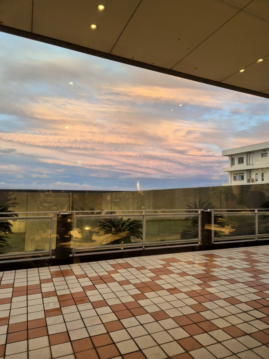 девочки, я на краю света и я очень маленькая🥹