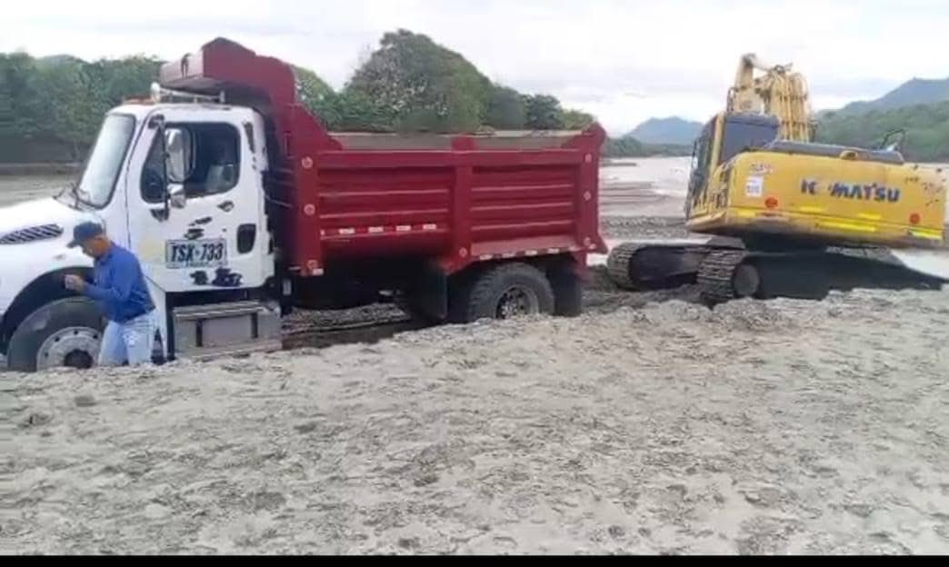 🚨 ¡Gravísimo! Denuncia ciudadana: ASESINAN LOS RÍOS COELLO Y MAGDALENA

Habitantes de los municipios de Coello y Flandes han alertado sobre la explotación indiscriminada de material de arrastre en los ríos Coello y Magdalena, específicamente en la desembocadura del afluente del