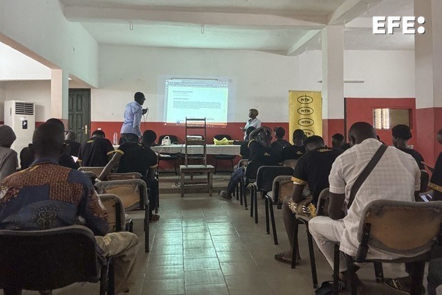 CRÓNICA | En la región de Hambol, en el centro-norte de Costa de Marfil, jóvenes que antes veían las redes sociales como entretenimiento descubren cómo usarlas para emprender, atraer inversores y abrirse camino en un mercado laboral cada vez más digital. 

Por Sol Acuña