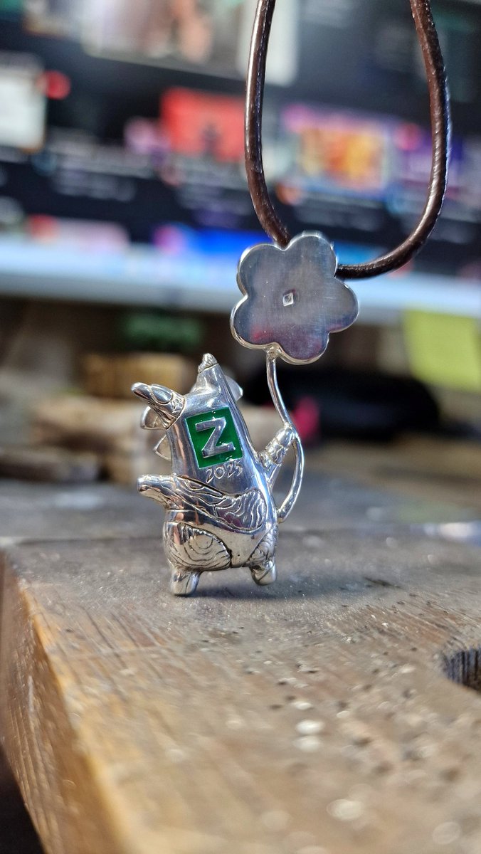 Mission accomplie, j'en peu plus !
La création sur-mesure de ce petit korogu en argent et émail, pour la tombol'art de @poncefleur_ pour le @zeventfr 2025 est terminée !!! Venez tenter votre chance et par la même occasion faire des dons  tout le week-end pour les assos ❤️.