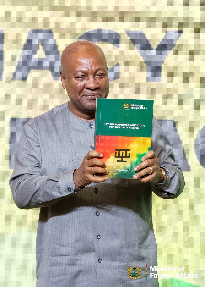 ydghana's tweet image. Congratulations to Emmanuel Amoah-Darkwah (@EmmanuelAm16458), #YDG Alumnus of Cohort I, for being featured in the Ministry of Foreign Affairs, Ghana&apos;s publication on Key Performance Indicators for Heads of Missions.

We celebrate the impact our #YoungDiplomats continue to exert…