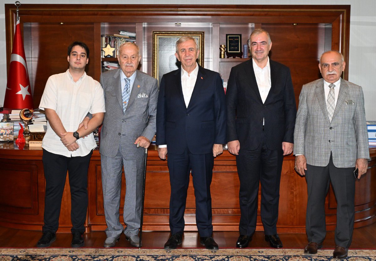 Adalet Eski Bakanımız Sayın İsmail Müftüoğlu ve kıymetli dostlarımızla birlikte, Ankara Büyükşehir Belediye Başkanımız Sayın Mansur Yavaş’ı makamında ziyaret ettik. Nazik ev sahipliği ve samimi sohbeti için kendilerine teşekkür ederiz.