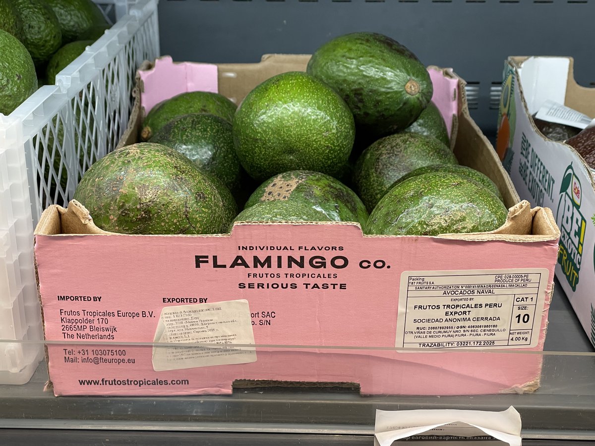 andy_shust's tweet image. Не знаю, чи АТБ досі вважається «народною» (ака бюджетною) мережею, але в нашому місті це єдиний магазин, де можна купити авокадо сорту Набал вагою 540 грам (!)