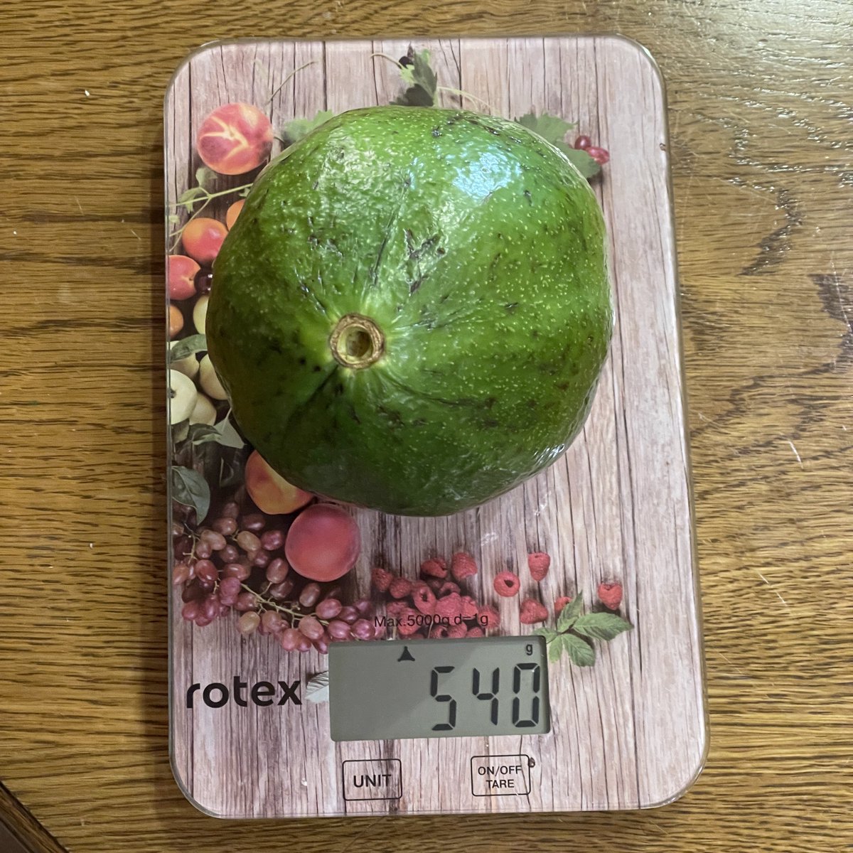 andy_shust's tweet image. Не знаю, чи АТБ досі вважається «народною» (ака бюджетною) мережею, але в нашому місті це єдиний магазин, де можна купити авокадо сорту Набал вагою 540 грам (!)