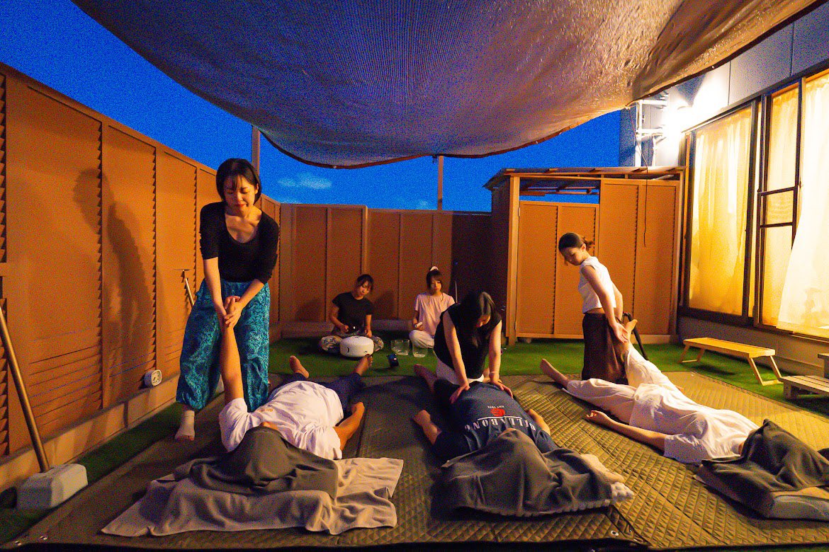TakagiRan8's tweet photo. 【 音色 × 触色 vol.10 】

記念すべき第10回！
どうもありがとうございました！！

こんなに続けてこられたのも、
お客様と、ゲストセラピストさんたちのお陰です✨
このイベントを通して、たくさんの気付きや成長がありました。

音色×触色は、今回で終了いたします！

寂しくないと言ったら嘘です！！
でも、私たちは変わったり変わらなかったり、きっとどちらも良い方向なのだと思います。
お客様が感じ取ってくれたものは確かなものです。
大きな友情も育めたと思っています。

それぞれの道や、想いなど、
変わらず応援いただけたら嬉しいです☺️

長くなりそうなので、
今回の感想はまた改めて綴ります🍀*゜

10回の音色×触色
どうもありがとうございました！
