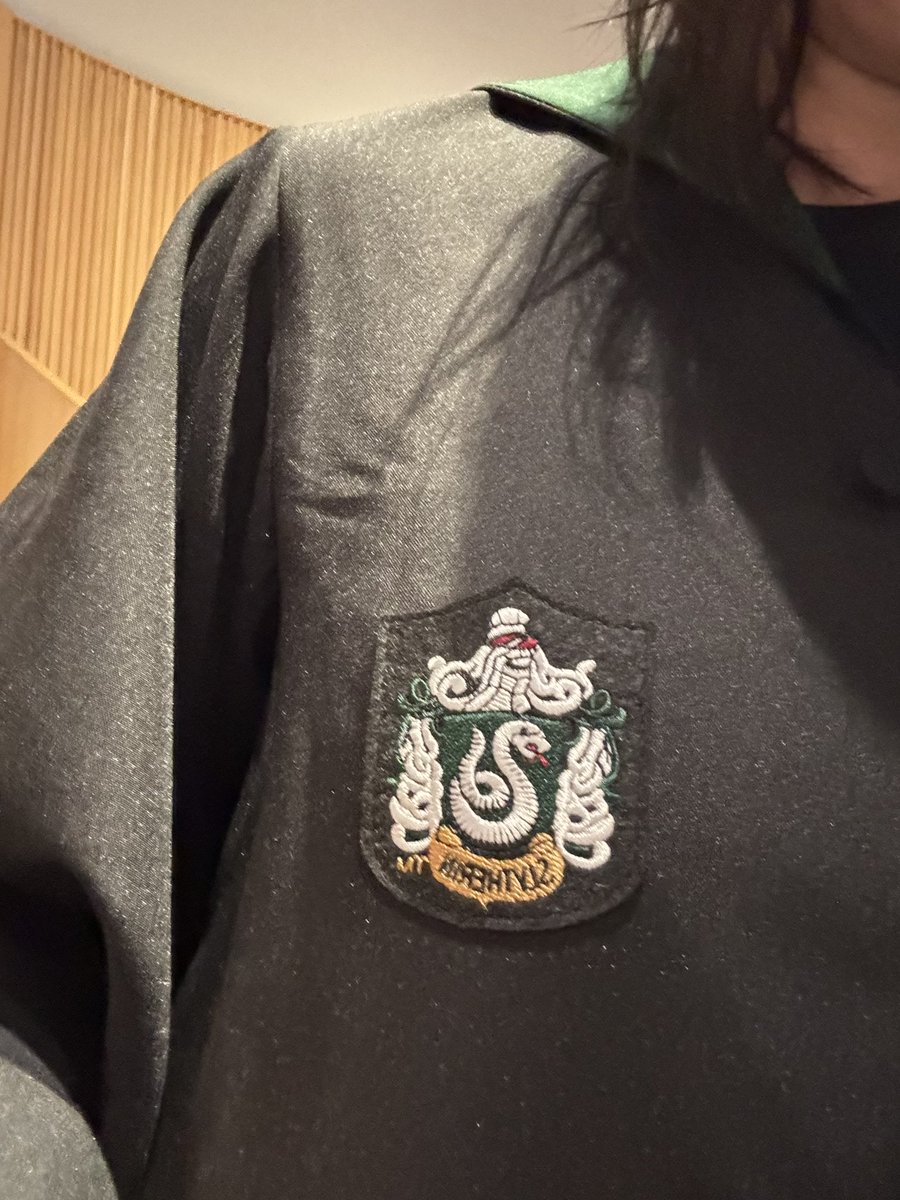 terefied_'s tweet image. WTS LFB: Slytherin cloak XS

Details: newly bought at Warner Bros Harry Potter Studio Tokyo
RFS: kinda wanted a longer one so I bought another bc they don’t allow returns/exchange :(

Height for length reference 5’2”

#harrypotter #forsalephilippines #forsaleph