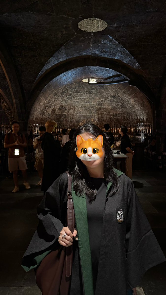 terefied_'s tweet image. WTS LFB: Slytherin cloak XS

Details: newly bought at Warner Bros Harry Potter Studio Tokyo
RFS: kinda wanted a longer one so I bought another bc they don’t allow returns/exchange :(

Height for length reference 5’2”

#harrypotter #forsalephilippines #forsaleph