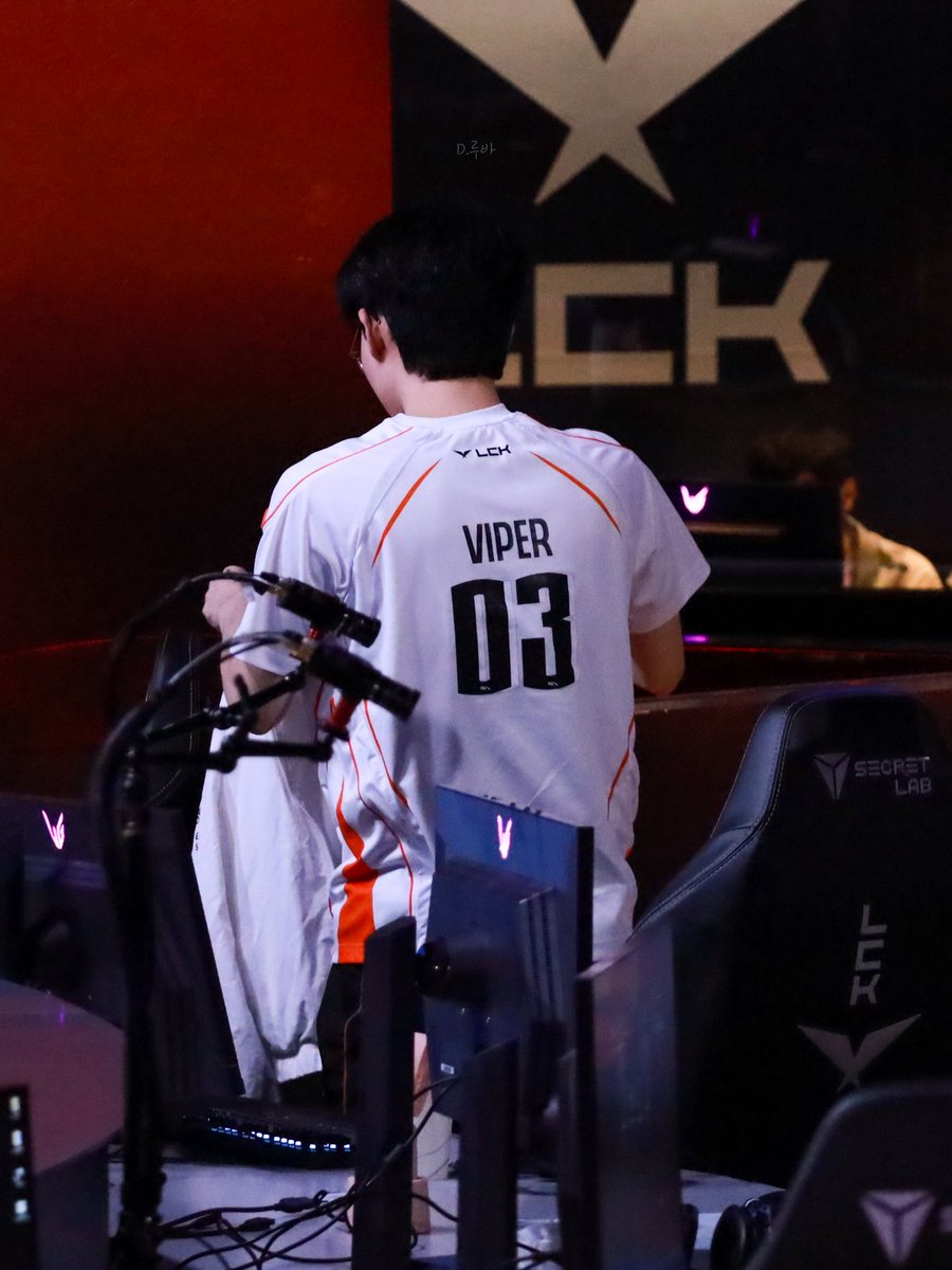 D_lupa1910's tweet photo. 250808 Viper’s back
#VIPER #바이퍼 #박도현 #HLE #HLEWIN https://t.co/49dlS9NDLC