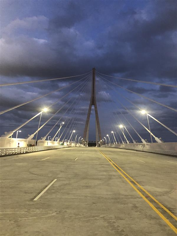 GordieHoweBrg's tweet photo. 💡 Did you catch it? On Friday we let you know the #GordieHoweBridge team was testing the 164 streetlights on the bridge. Check out this photo taken in the evening. https://t.co/U9IxTF2T9C
