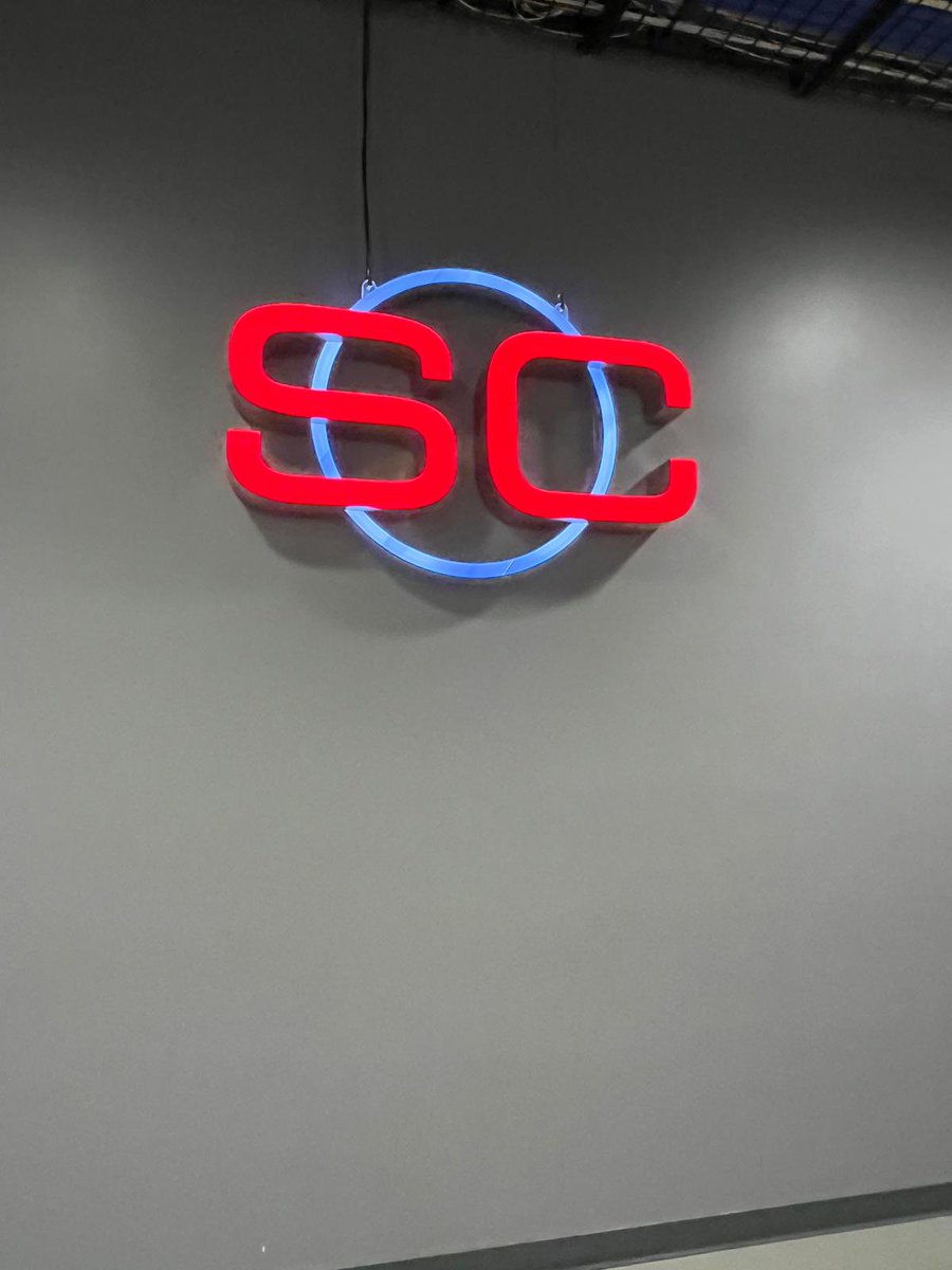 robbopalmer's tweet image. 30 years ago the visionary head of SkySports - Vic Wakeling - recruited a team to launch Sports Centre

The idea was to replicate in 🇬🇧 the excellent @SportsCenter from 🇺🇸 

We were so successful, it became 24hr @SkySportsNews 

Finally I got to visit the standard-setter @espn