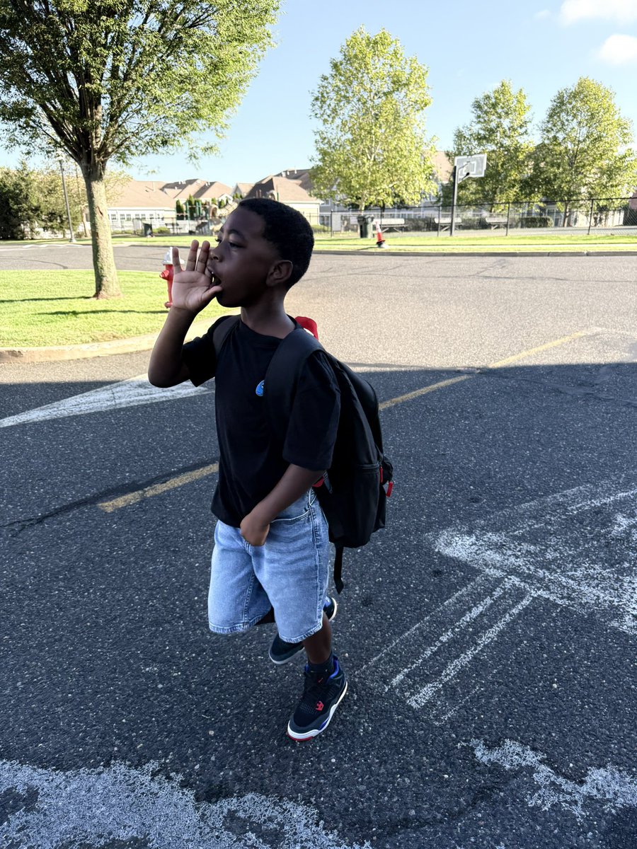 _SlimGoddessxo's tweet photo. My 3rd grader camera shy 🥹 https://t.co/LEV4cyh5KD