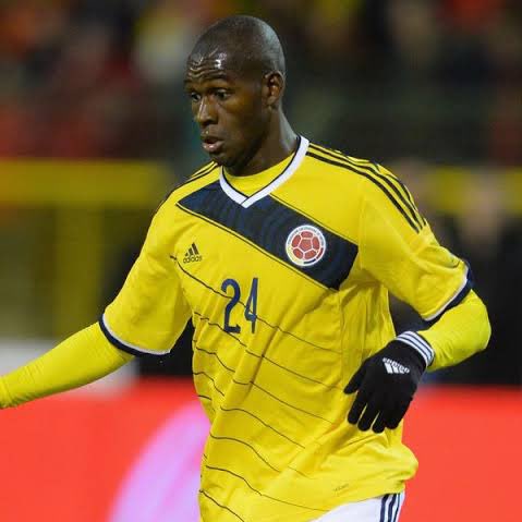 Allan Nyom: "La primera vez que vi a Víctor Ibarbo desnudo en la ducha cuando jugábamos en el Watford... Para ser sincero, nunca había visto nada igual en mi vida. No era normal".

Medía 1,90 metros... Y su pene, en serio, le llegaba a más de la mitad de la pierna. No era normal.