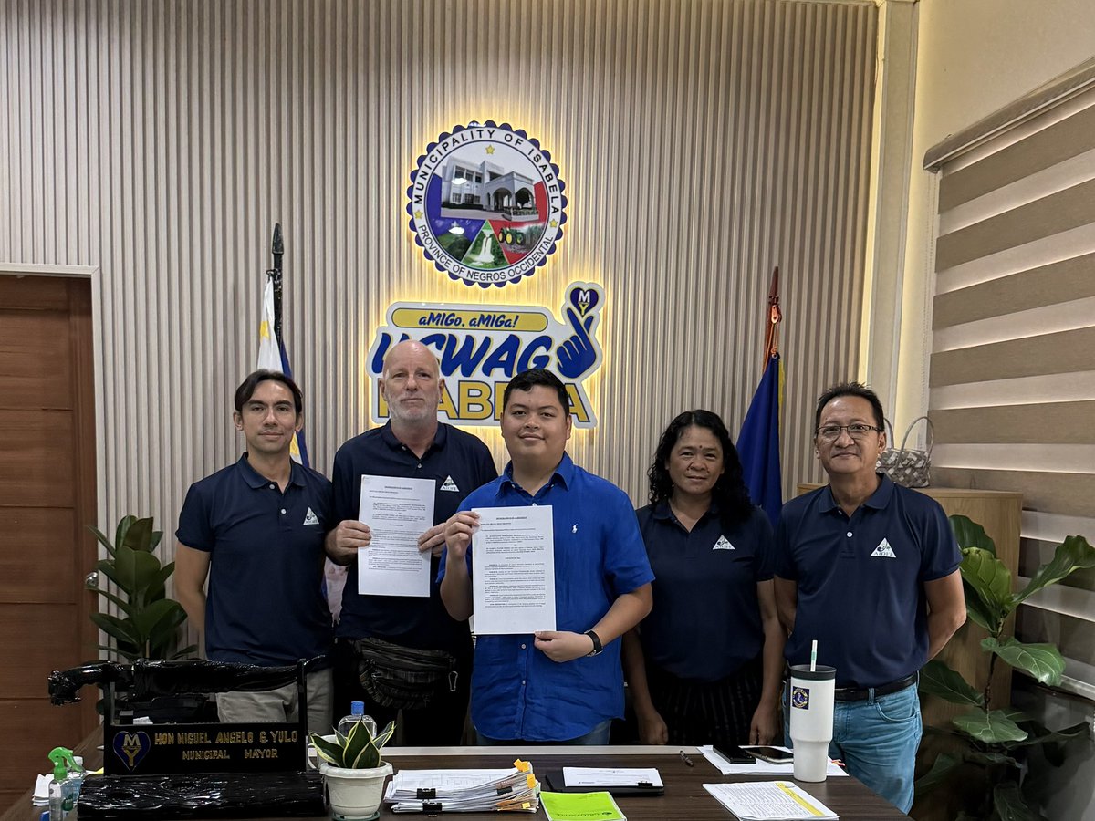 AidfiOrg's tweet photo. AIDFI signs Memorandum of Agreement with the municipality of Isabela for a Holistic and Comprehensive NRW Management Plan. The signing was done with Hon. Miguel Angelo G. Yulo, municipal mayor of Isabela and Auke Idzenga, our Chief Executive Officer.

#nrw #conservewater https://t.co/SFkelTfbwT