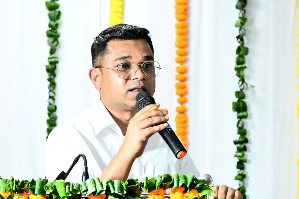 Iprd_Bokaro's tweet image. आदिवासी मतलब जंगल व नृत्य नहीं, अपनी संस्कृति को जानना और समाज में सहभागिता जरूरी" – डॉ. अभय सागर मिंज।
#CulturalIdentity #DishomGuru #ShibuSoren 
@JharkhandCMO 
@prdjharkhand 
@RanchiPIB 
@ddnewsjharkhand 
@airnews_ranchi