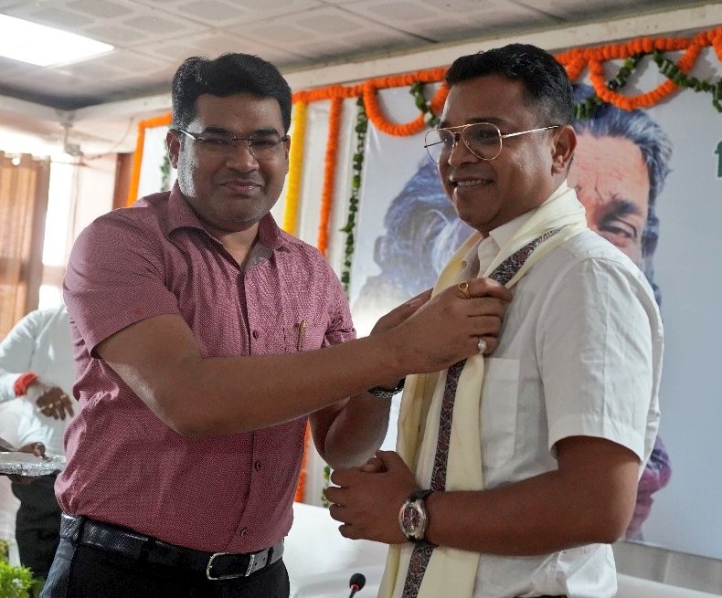 Iprd_Bokaro's tweet image. आदिवासी मतलब जंगल व नृत्य नहीं, अपनी संस्कृति को जानना और समाज में सहभागिता जरूरी" – डॉ. अभय सागर मिंज।
#CulturalIdentity #DishomGuru #ShibuSoren 
@JharkhandCMO 
@prdjharkhand 
@RanchiPIB 
@ddnewsjharkhand 
@airnews_ranchi