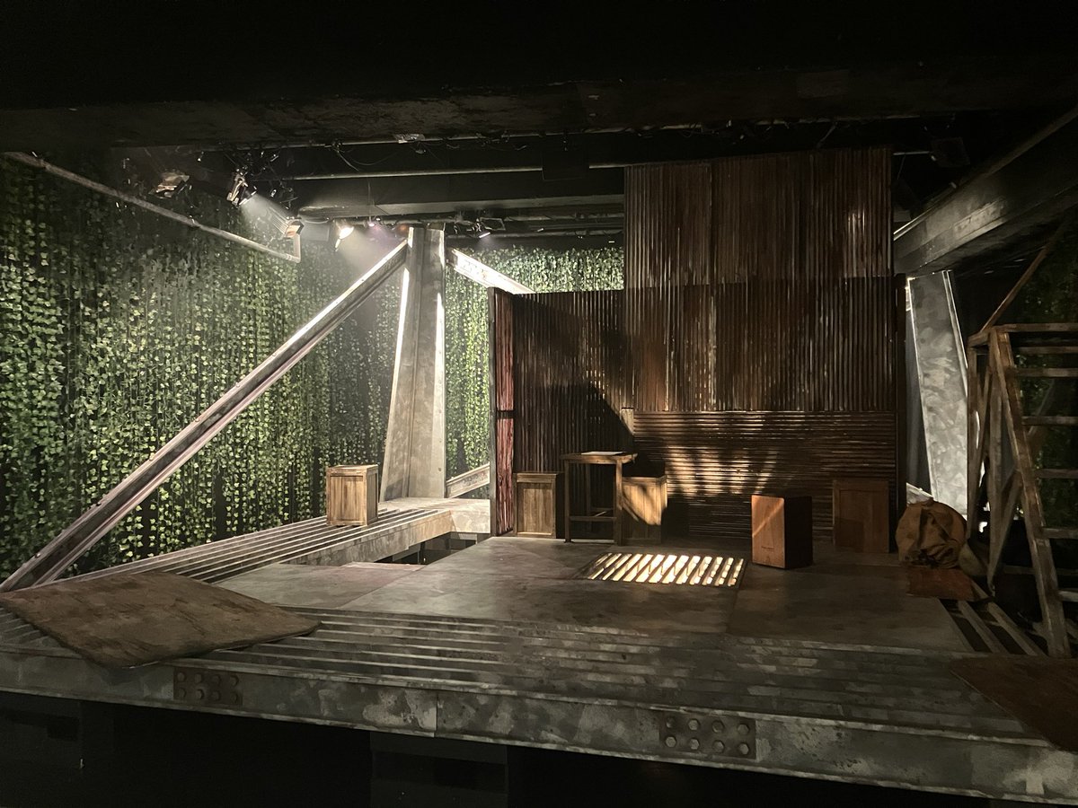 tetuK60's tweet image. 日本の劇団　『その鉄塔に男たちはいるという』公演初日が開きました‼️
劇団はそれぞれでも、皆さん舞台が大好きな劇団員でした❣️9日の千秋楽迄、魅力的な舞台が、、、しかも毎回キャスティングが変わるシャッフル公演です。
スタジオライフのしょーんとウッシーも参加中❣️オッサンは今日迄。。。