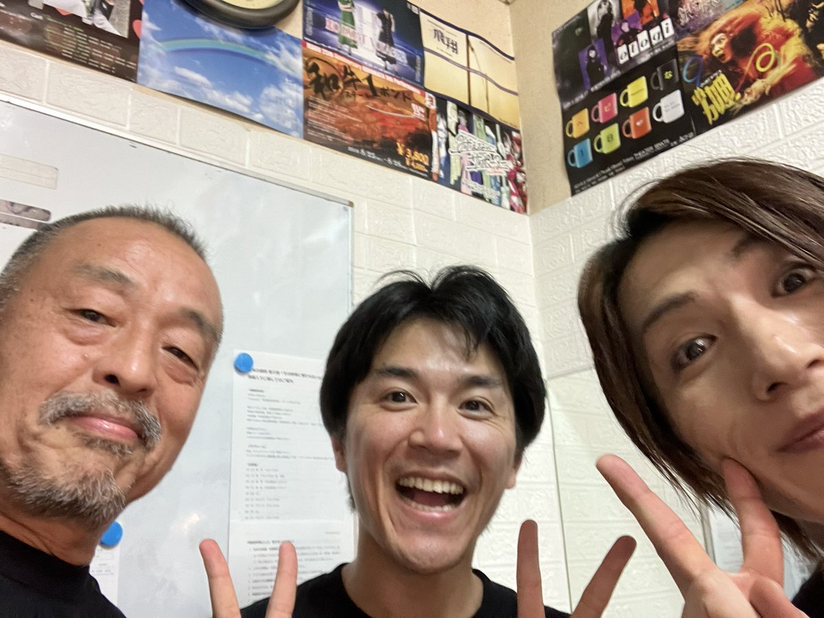 tetuK60's tweet image. 日本の劇団　『その鉄塔に男たちはいるという』公演初日が開きました‼️
劇団はそれぞれでも、皆さん舞台が大好きな劇団員でした❣️9日の千秋楽迄、魅力的な舞台が、、、しかも毎回キャスティングが変わるシャッフル公演です。
スタジオライフのしょーんとウッシーも参加中❣️オッサンは今日迄。。。