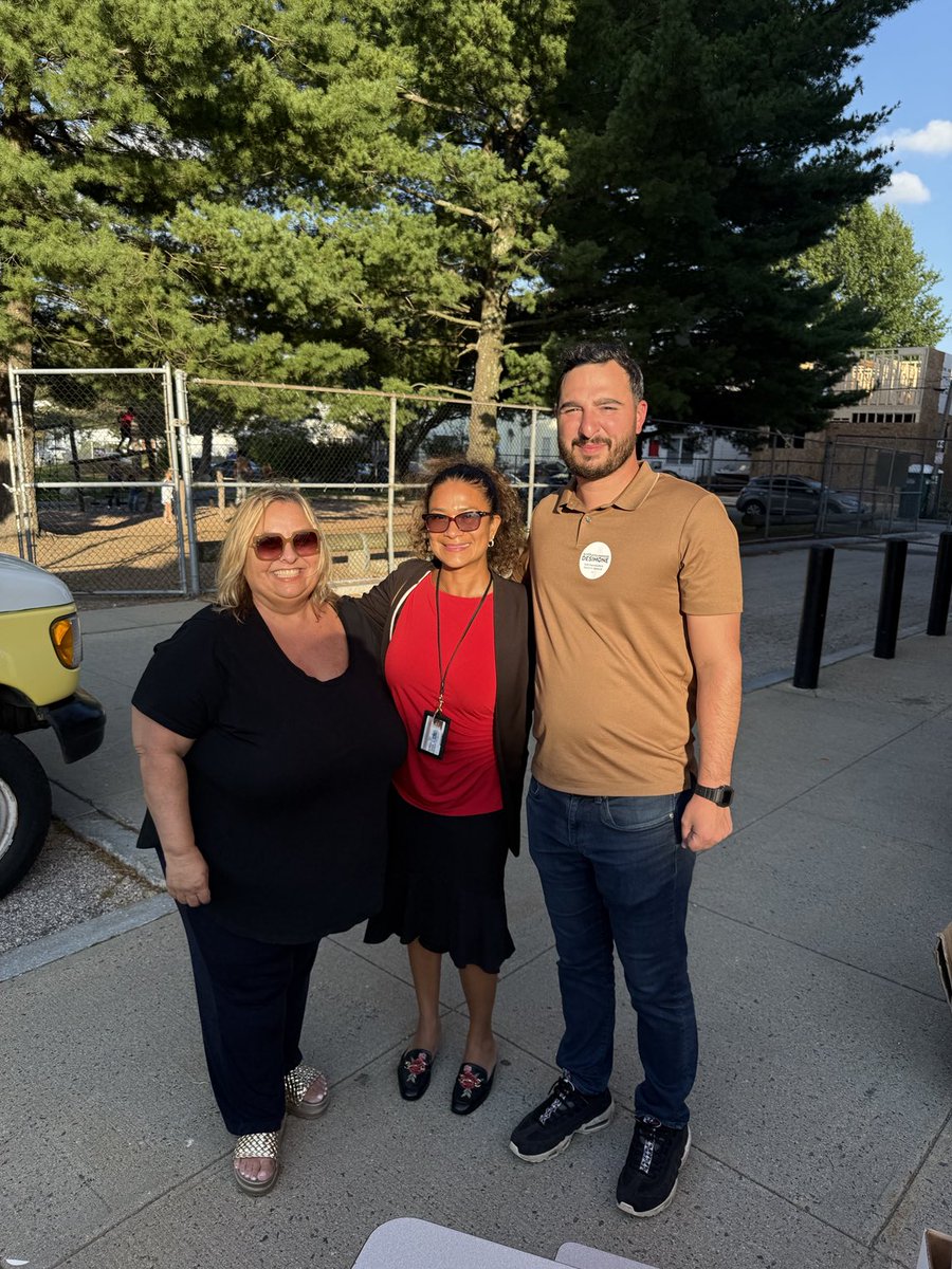 Rep. DeSimone-providing backpacks and school supplies to students at Veazie St School’s Welcome Back event 🎒