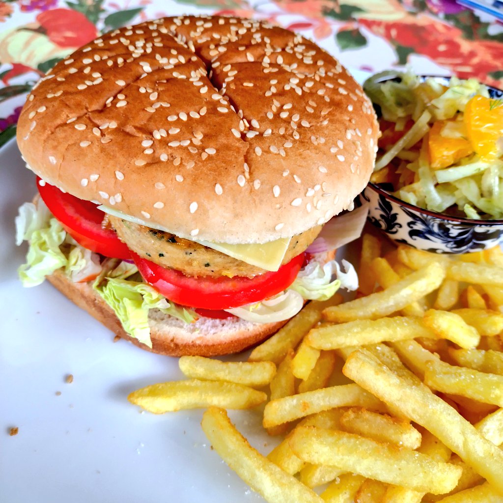 AnulasKitchen's tweet image. Yesterday it was burger day 🍔🍟 &amp;amp; today's it's mac n cheese 🌱🤤 with the sauce base made from butternut squash &amp;amp; red lentils👌🏻We don't always eat green salad 🥗😉 #vegan #plantbased #dinner