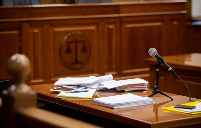« On a de plus en plus de grands procès » : le procès du Dr Péchier relance le débat sur l’aide juridictionnelle
jss.fr/%C2%AB_On_a_de…
