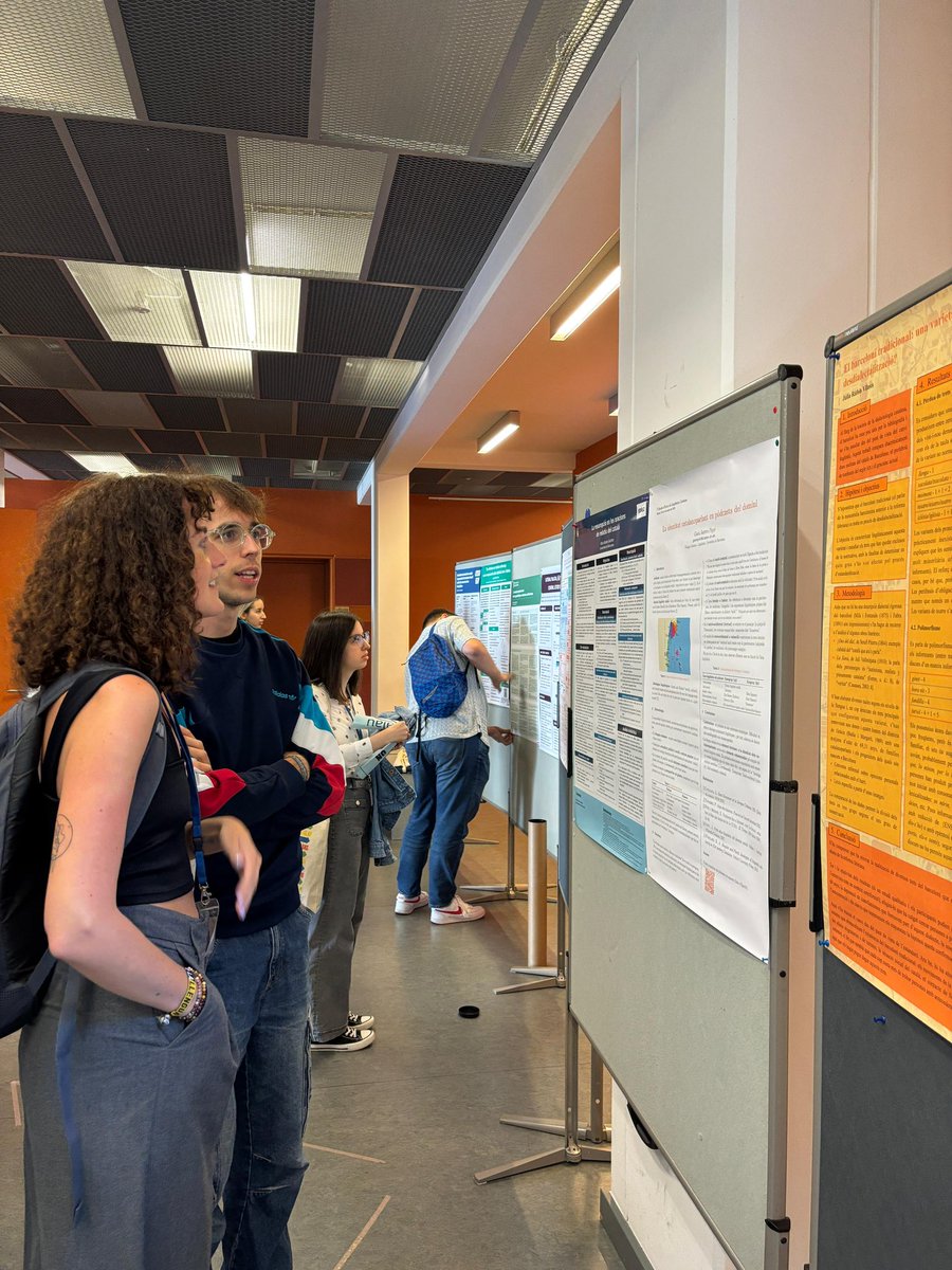 Continuem amb les classes de l’#EDELC25 i ja tenim a punt els pòsters per a la sessió que tot just està a punt de començar!