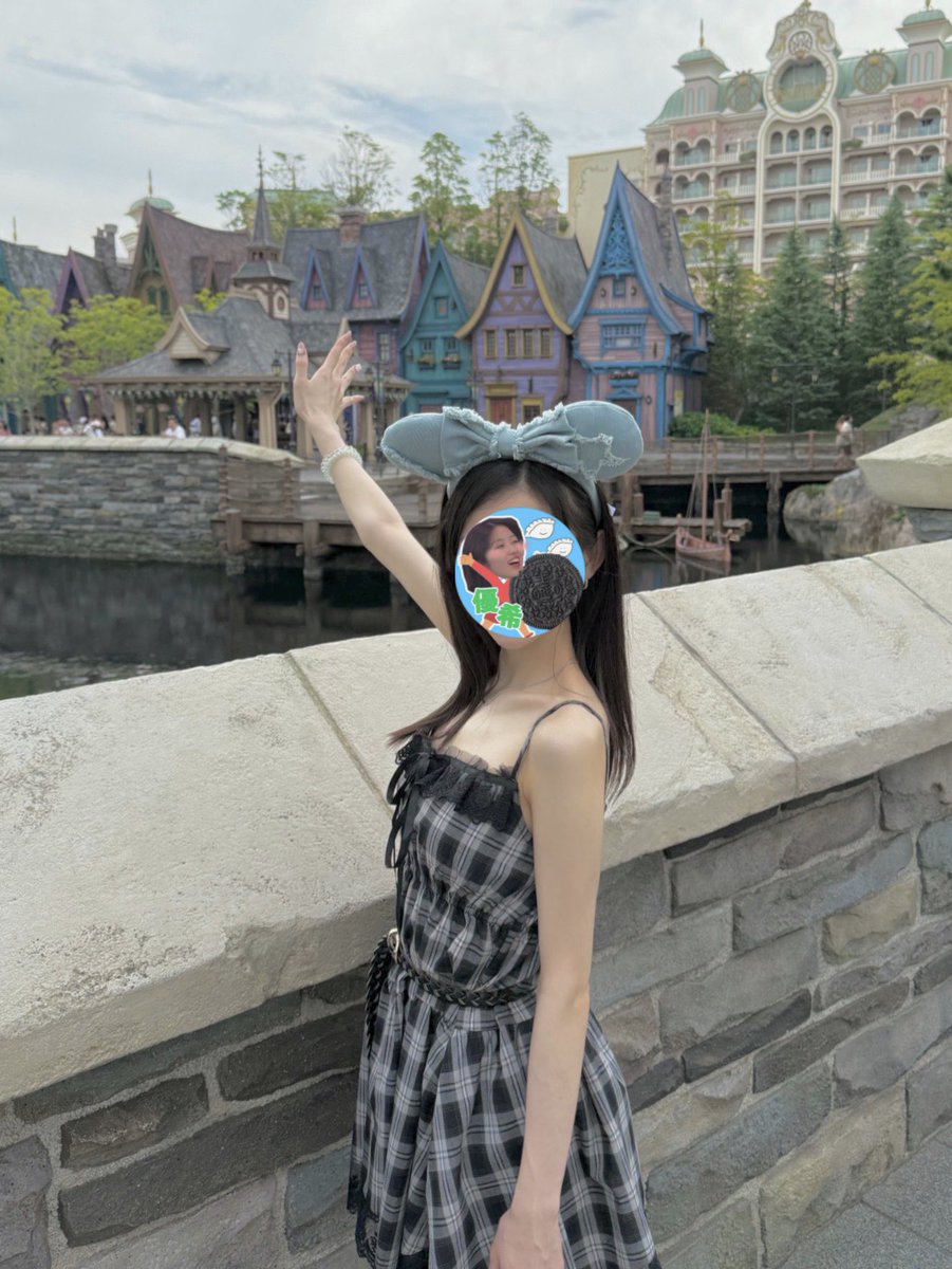 菜乃地巡礼💙🩵💙
服装も少し似せて角度もできる限り寄せてみた😳
撮ってくれたお友達もめちゃくちゃ時間かけて角度まで微調整してくれたから（大感謝）結構再現できた気がする❣️
ディズニー行く時期が奇跡的に被ったからこそできた事💡
菜乃ありがとう〜そしてお誕生日おめでとう👶🏻🤍