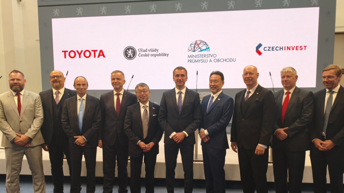 #TOYOTA dnes oznámila zahájení výroby elektromobilů ve svém závodě v Kolíně za účasti premiéra Petra Fialy a ministra Lukáše Vlčka. Jde o vůbec první výrobu elektromobilů TOYOTA v Evropě a jasně dokládá její důvěru v podporu české vlády, které se těší v CR více než dvacet let.