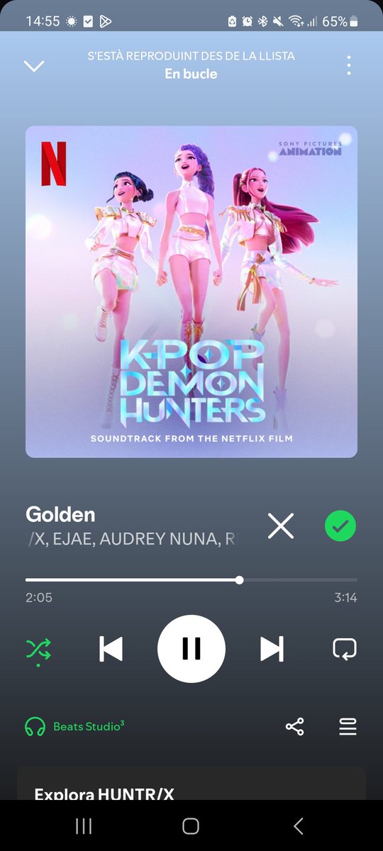 ¿Qué estará escuchando esta chica tan concentrada haciendo planos y mediciones? Esta muy concentrada, seguro que música clásica 

Yo en corto: