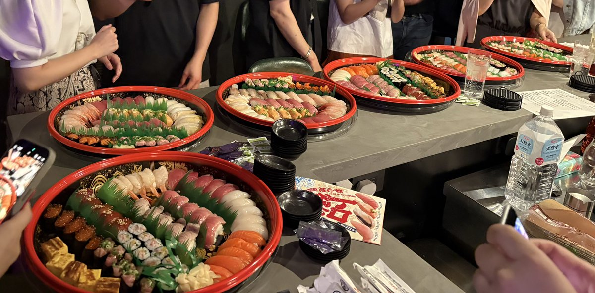 pojiro_base's tweet image. 有難いことに、おさるマーケ合宿の拡散選手権のお食事会に招かれ、おさるさん（@osaruproducer）に、お寿司などをたくさんご馳走になってきました😊
皆さんの話のレベルが高く、これぞコンフォートゾーンの外に出る体験！
めちゃくちゃ勉強になりました。本当に感謝しかありません✨