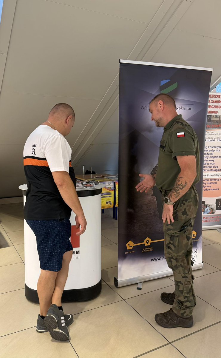 WCR_Sanok's tweet image. 📣W dniu dzisiejszym byliśmy dla Was z naszym #MZR w Galerii Sanok. 
🪖Żołnierze #WCRSanok odpowiadali zainteresowanym na pytania dotyczące procesu rekrutacji i warunków pełnienia służby w #WojskoPolskie 🇵🇱