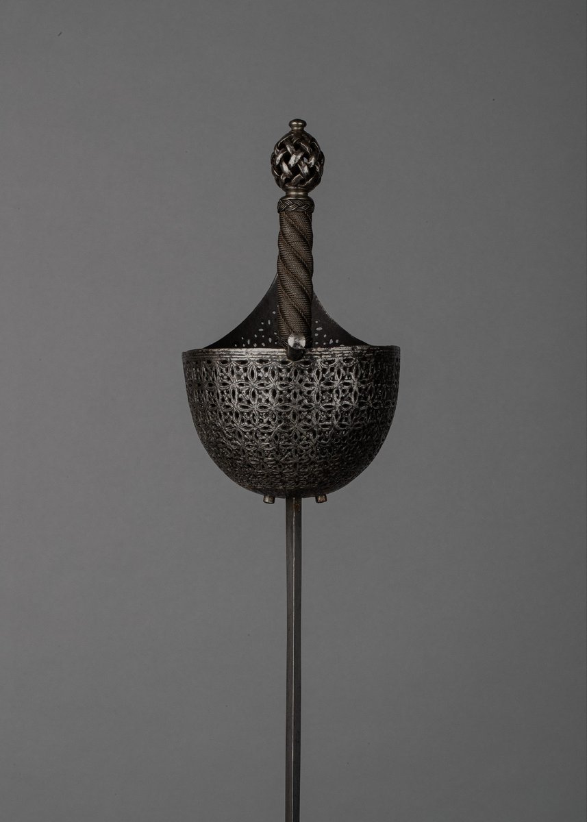 A phenomenally pierced #cuphilt #Rapier,

OaL: 53.25 in/135 cm
Blade Length: 47.5 in/120.7 cm
Weight: 2.6 lbs/1.1 kg

#Milan, #Italy, late 16th century blade, hilt ca. 1650, housed at the <a href="/metmuseum/">The Metropolitan Museum of Art</a>

#weapons #sword #earlymodern #themet #metmuseum #art #history
