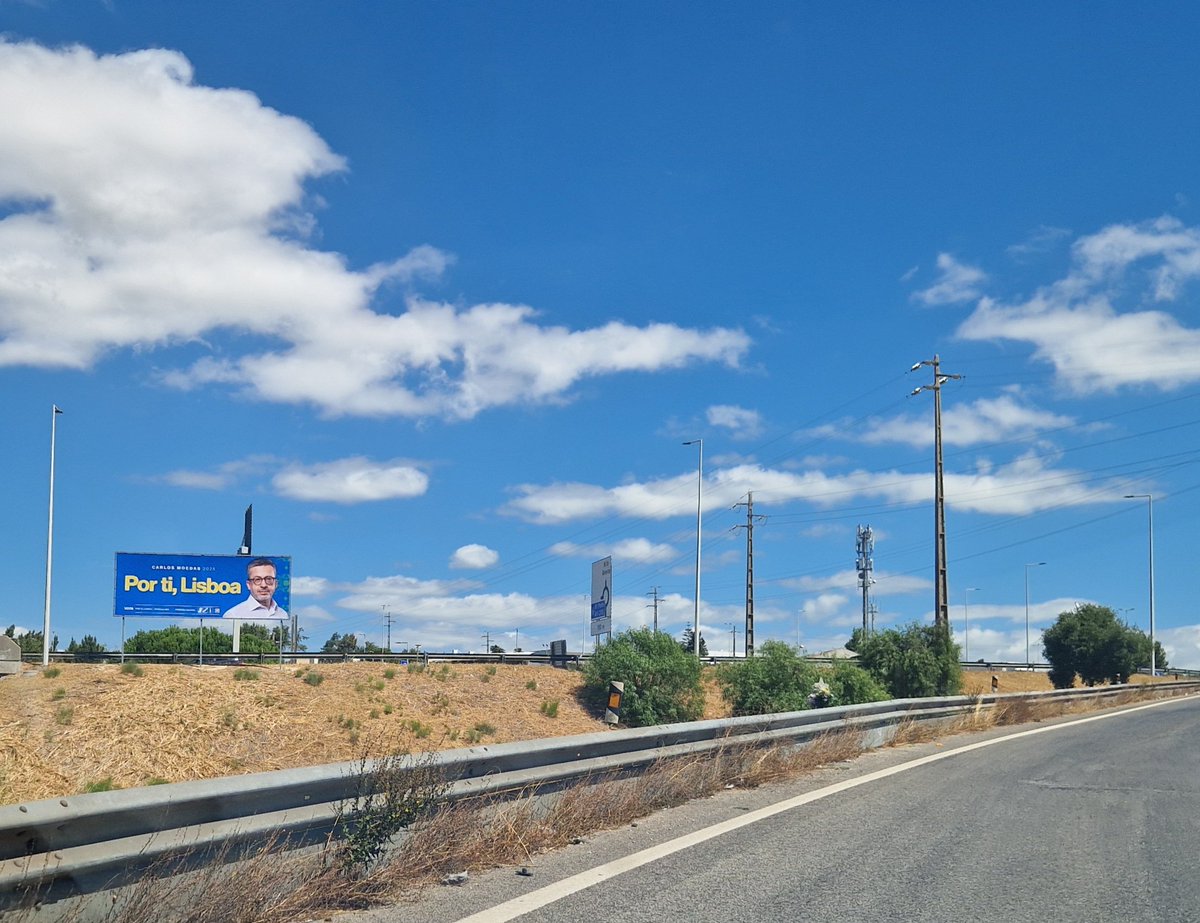 Entretanto, Moedas inaugura um estilo. O candidato à Câmara de #Lisboa instala outdoors em Alverca, município de VF Xira. Será que o autarca ameaça anexar território deste concelho ribatejano?