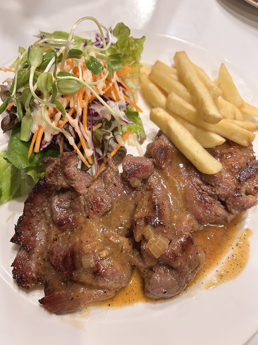 mydarkworld999's tweet image. 😌🥰🥗🥩🍽️ #dinnertime