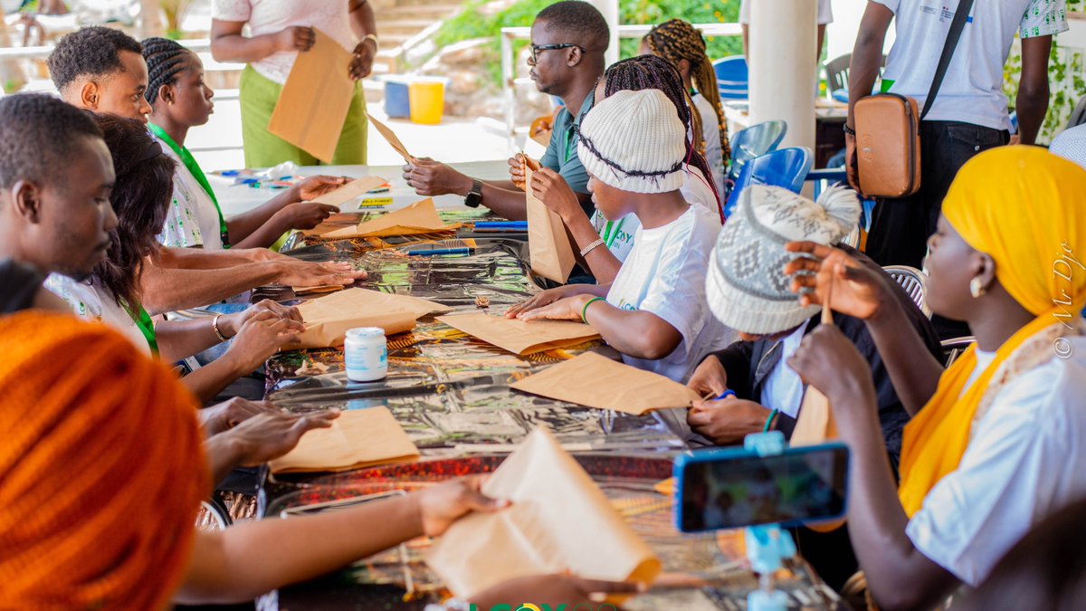 Innovation au bout des doigts : les participants ont appris à concevoir des emballages biodégradables grâce à Lydia ASSOU. Preuve qu’il est possible d’allier utilité et respect de la planète.

#LCOY20Benin #RecapJour3 #InnovationVerte #ZeroDechet #JeunessePourLeClimat