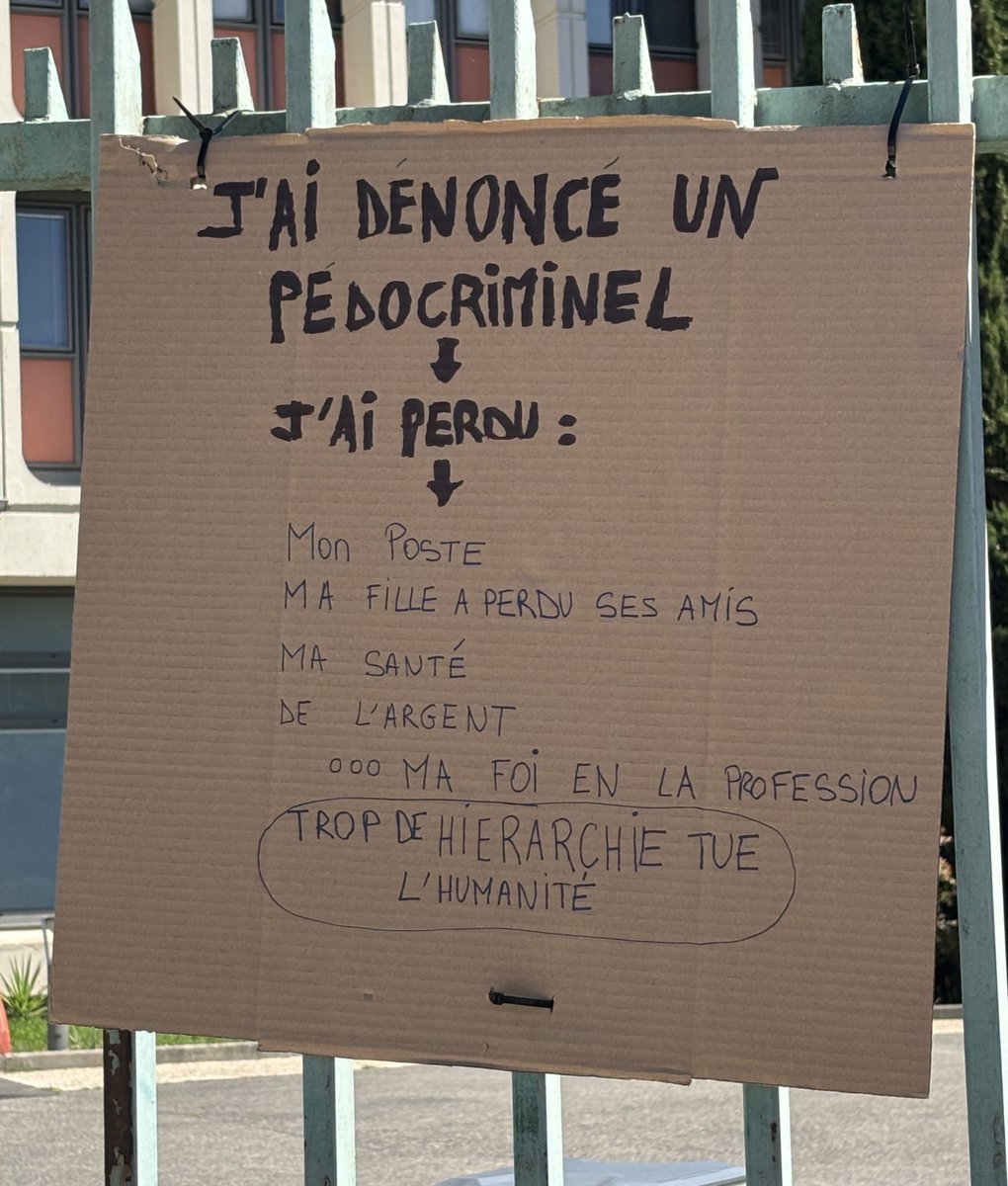 sebastiendelogu's tweet image. Soutien à la lanceuse d'alerte Marie Pierre Jacquard, qui est en grève de la faim depuis 3 jours, devant le rectorat d'Aix-Marseille, pour le respect de ses droits et de sa dignité, après avoir dénoncé un pédocriminel.

Elle doit être reçue, reconnue et entendue par le rectorat.