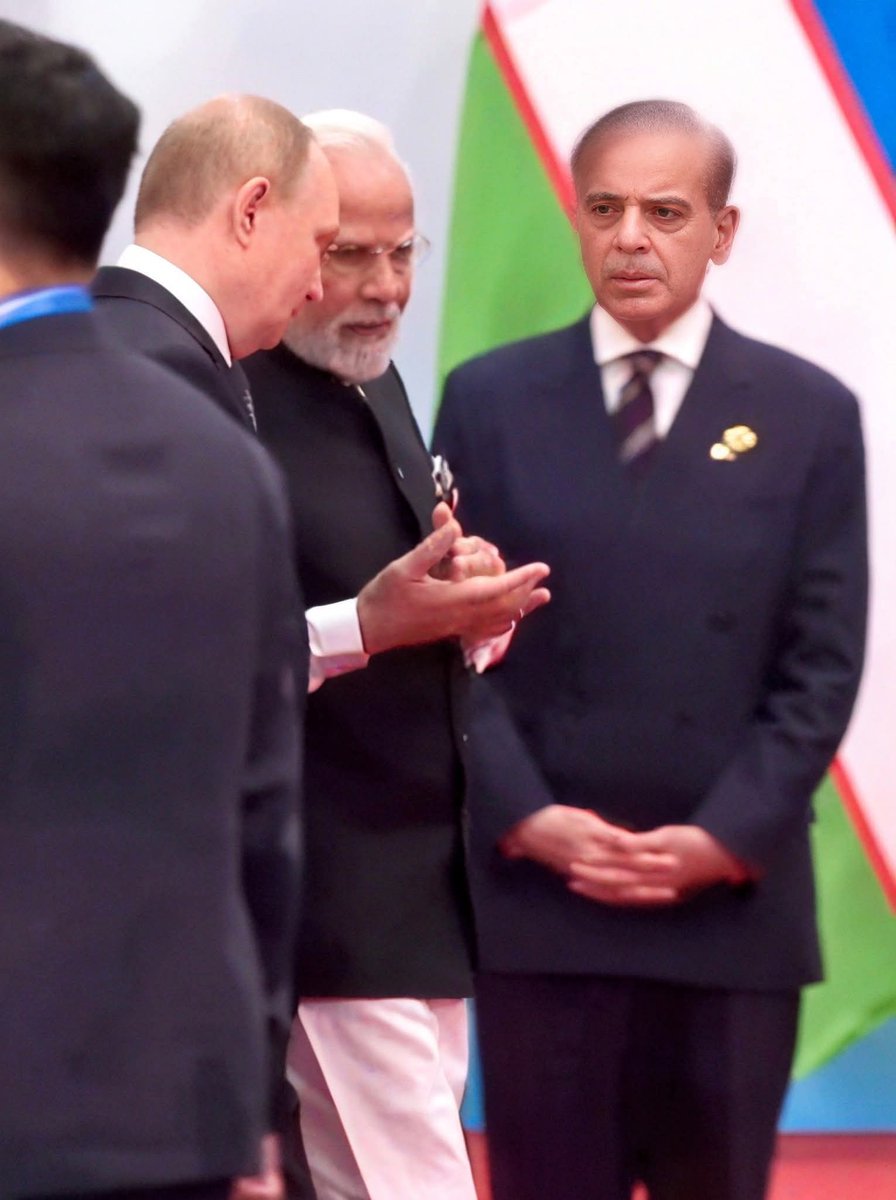 Anuj_2289's tweet image. #SCOSummit2025 के कार्यक्रम में कैमरे में कैद हुई एक भिखारी की तस्वीर 😂👇

#ShehbazSharif नाम बताया जा रहा है इस भिखारी का 😁