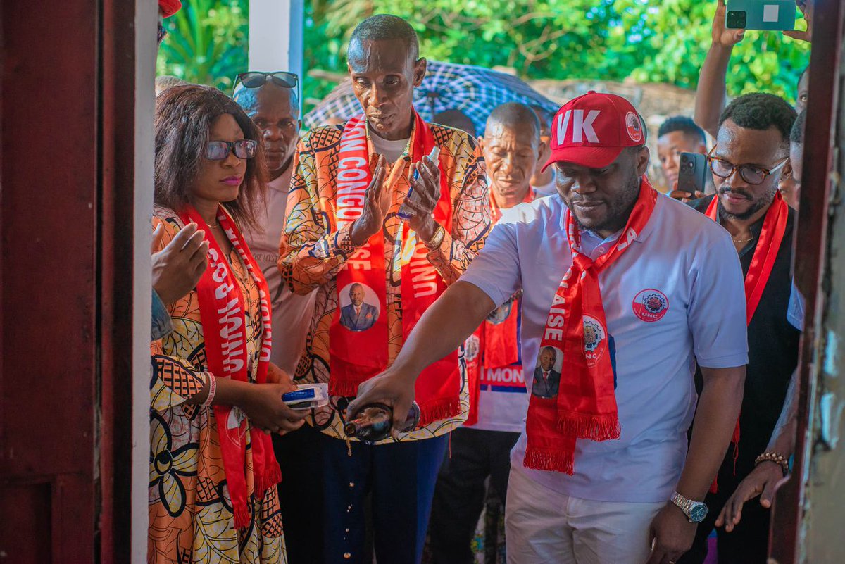 yohanjba's tweet image. CONQUÊTE DE BIKORO 

Avant de regagner Kinshasa, le camarade @JolMongu2 president de la #JIK a,  en présence du Secrétaire Interfédéral de l’UNC/ Province de l’Équateur procédé à l’inauguration du nouveau siège, qu'il  doté à la Fédération de l’UNC/Bikoro.